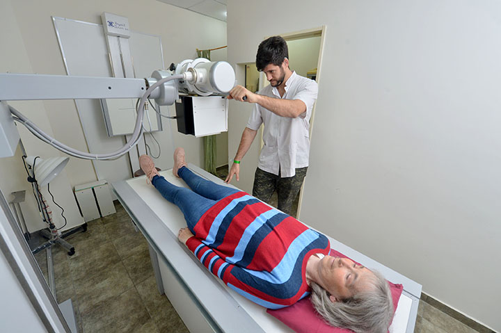Persona realizándose una radiografía de rodilla