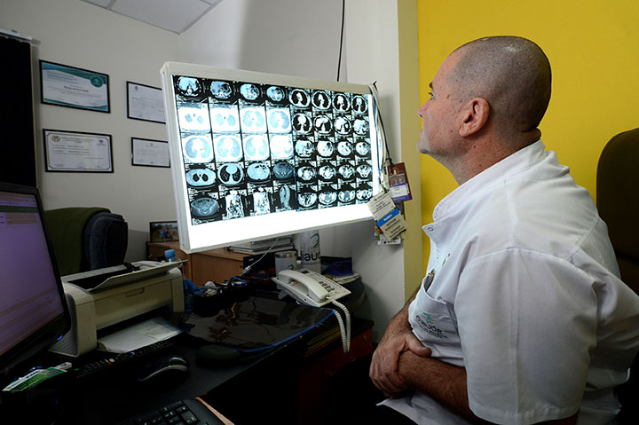 Dr Flavio Andrés Aude realizando el análisis de imagenes diagnopsticas