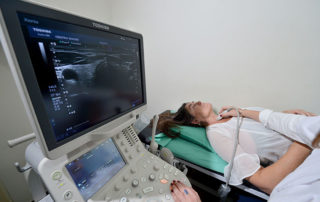Persona realizándose una Eco Doppler en La Plata